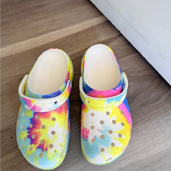 CROCS Tie-Dye Clogs - Yellow Blue Pink - Picture 2 of 5
